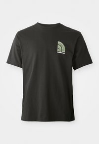 Sort kortærmet T-shirt med rund hals, der har et lille grønt og hvidt kvart- cirkel logo samt teksten "The North Face" på venstre bryst.