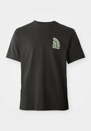 T-shirt noir à manches courtes et col rond avec un petit logo en quart de cercle vert et blanc et le texte "The North Face" sur la poitrine gauche.
