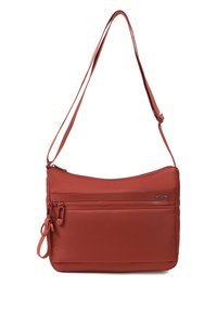 Sac à bandoulière en cuir rouge avec bandoulière réglable, deux compartiments avant zippés et un petit logo métallique de la marque en haut à droite.