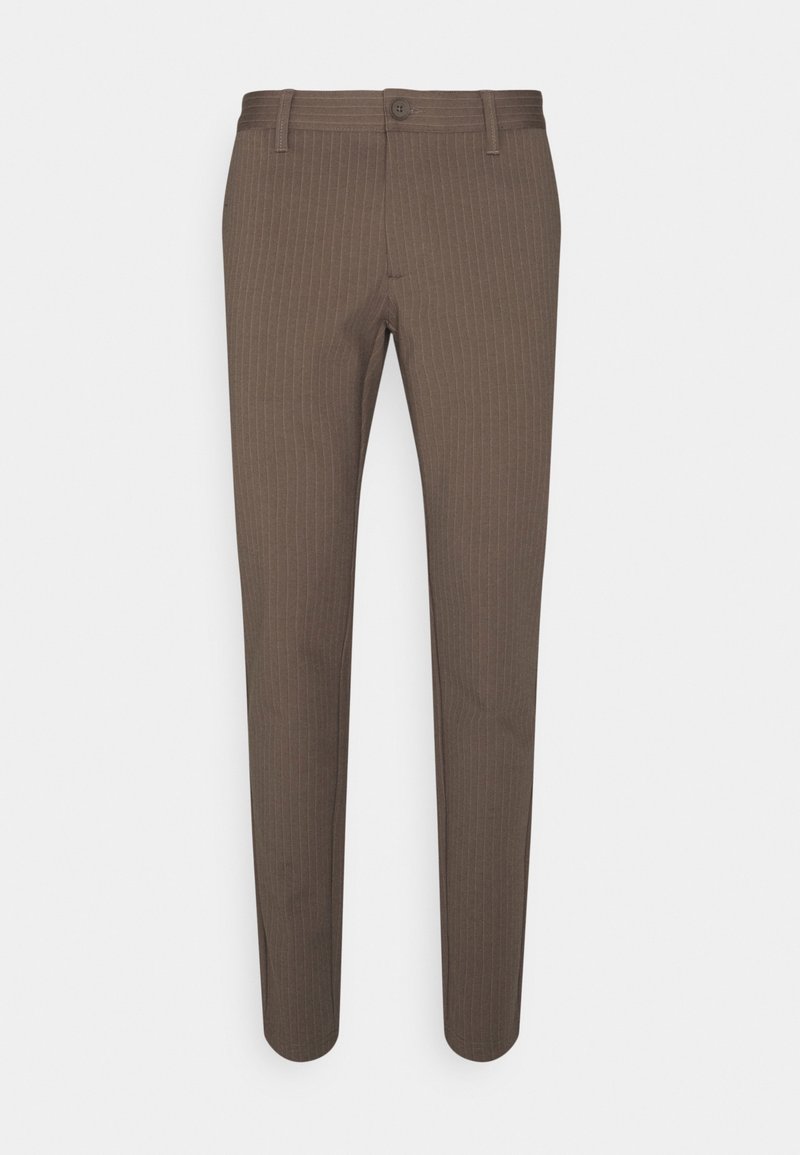 Bruine, gestreepte broek met een rechte snit, voorzien van een knoopsluiting en lussen voor een riem. De stof heeft een gladde textuur.