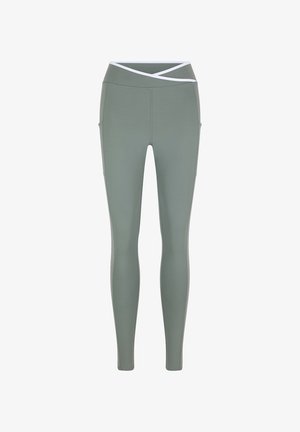 Leggings verdi a vita alta con dettaglio di fascia bianca incrociata, vestibilità slim e tasche laterali, progettati per l’abbigliamento sportivo.