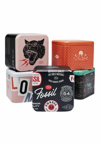 Sæt af fem dekorative metaldåser med forskellige designs, farver og teksturer; inkluderer sorte, orange, teal og mønstrede overflader.