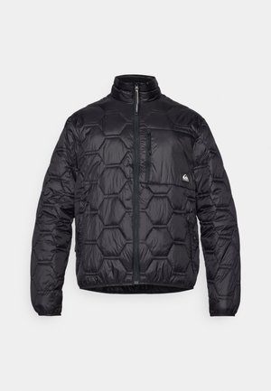 Sort pufferjakke med en hexagonal quiltet design, høj krave, lynlås foran og en brystlomme med lynlås.