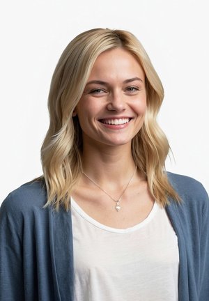 Collana d'argento con un pendente attorcigliato, indossata sopra una camicia bianca e un cardigan blu. I capelli sono biondi, con onde morbide e una trama sottile.