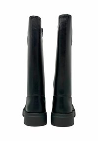 Stivali neri al ginocchio realizzati in pelle liscia, con suola piatta e zip sul retro. Presentano cuciture minime e un design a punta arrotondata.