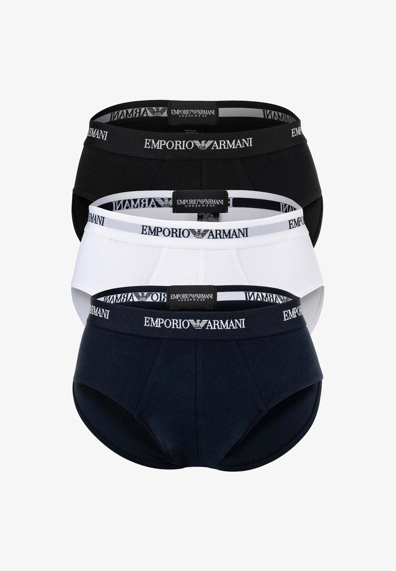 Τρία ανδρικά εσώρουχα Emporio Armani σε μαύρο, λευκό και ναυτικό μπλε, το καθένα με λωρίδα μέσης με λογότυπο της μάρκας και ετικέτα με το λογότυπο στο μπροστινό μέρος.