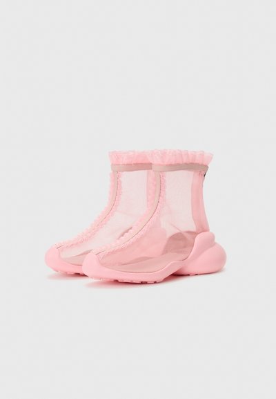 Collina Strada RUFFLE BOOTS - Bottines - pink