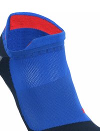 Calza alla caviglia blu con polsino a strisce rosse e blu, materiale testurizzato e base blu scuro uniforme, progettata per comfort e prestazioni.