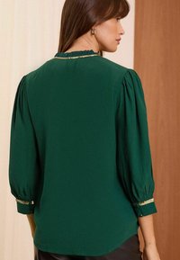 Love & Roses SEQUIN TIE V NECK - REGULAR FIT - Pusero - green
