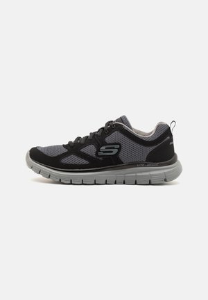 Zapatilla de correr en negro y gris con parte superior de malla, patrón texturizado, cuello acolchado y suela de goma duradera con tracción pronunciada.