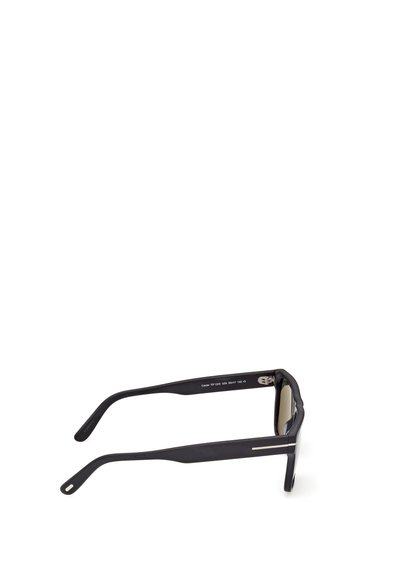 Lunettes de soleil en plastique noir avec des verres rectangulaires et des branches fines, une branche présentant de petits détails argentés et des informations sur le modèle à l’intérieur.