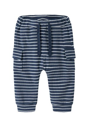 Pantaloni a righe blu navy con strisce orizzontali bianche, realizzati in tessuto a coste. Presentano una vita con cordoncino e tasche laterali.