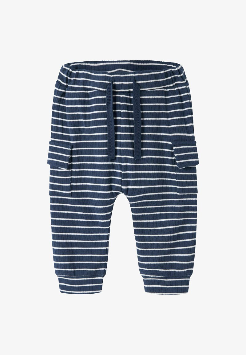 Marineblauwe gestreepte broek met witte horizontale strepen, gemaakt van ribbelstof. Voorzien van een tailleband met trekkoord en zijzakken.