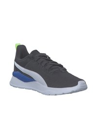 Chaussure de course en mesh noir avec des accents gris, une semelle intermédiaire blanche, un talon bleu et un onglet arrière néon vert. Présente un laçage traditionnel et une surface texturée.