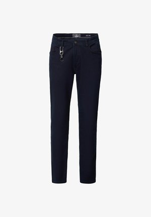 Dunkelblaue, eng anliegende Herrenhose mit vorderem Knopf, Reißverschluss, Gürtelschlaufen, Seitentaschen und einem Metall-Schlüsselanhänger an der linken Tasche.