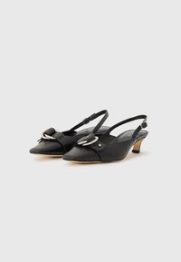 Melnas ādas slingback kurpes ar smailu pirkstu, ar dekoratīvu sprādzi un mazu papēdi. Gluda tekstūra, minimālisma dizains.