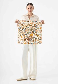 Foulard en soie carré présentant un motif floral en orange, bleu et marron sur un fond crème, avec une bordure unie et une texture lisse.