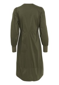 Olivovo zelené šaty s dlhými puffovými rukávmi, okrúhlym výstrihom a texturovanými manžetami. Hladká tkanina s priliehavým pásom a rovnou spodnou lemov.