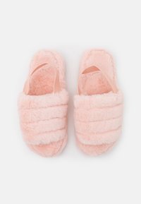 Chaussons en peluche rose avec une texture douce et duveteuse, présentant un design rembourré à rayures et une bride unie sur le dessus pour un maintien sécurisé.