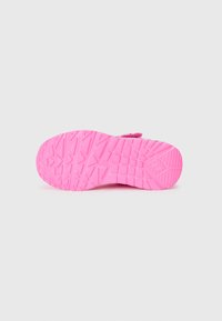 Suola di scarpa in gomma di un vivace colore rosa, con una superficie testurizzata. Presenta un design a trama per una migliore aderenza. Bordo liscio e forma arrotondata.