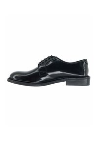 Scarpa da dress in pelle verniciata nera con punta arrotondata, cinque occhielli per i lacci e tacco basso impilato. Finitura liscia e lucida.