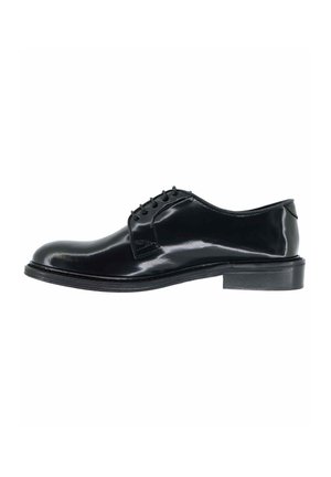 Scarpa da dress in pelle verniciata nera con punta arrotondata, cinque occhielli per i lacci e tacco basso impilato. Finitura liscia e lucida.