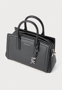 Svart pebble-lær skulderveske med doble topphåndtak, glidelås og sølvfargede logo detaljer. Firkantet form med strukturert design.
