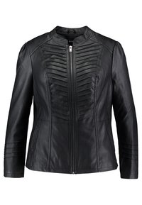 Zwarte leren jas met een ritssluiting aan de voorkant, ribbelpanelen aan de voorkant en gestikte details op de schouders en mouwen. Geschikt voor een getailleerde pasvorm.
