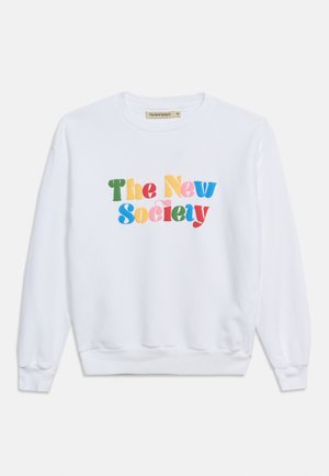 Weißer Langarm-Sweatshirt mit buntem, fettem Text "The New Society" zentriert auf der Brust.