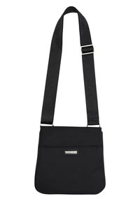 Czarna torebka na ramię o płaskim designie, z regulowanym paskiem, srebrną naszywką z logo i przednią kieszenią. Gładka faktura.