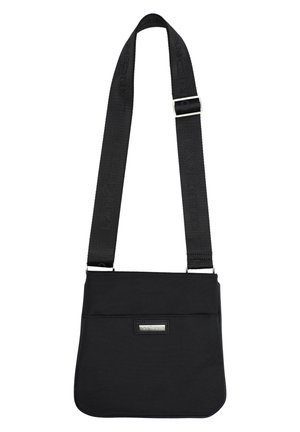 Czarna torebka na ramię o płaskim designie, z regulowanym paskiem, srebrną naszywką z logo i przednią kieszenią. Gładka faktura.