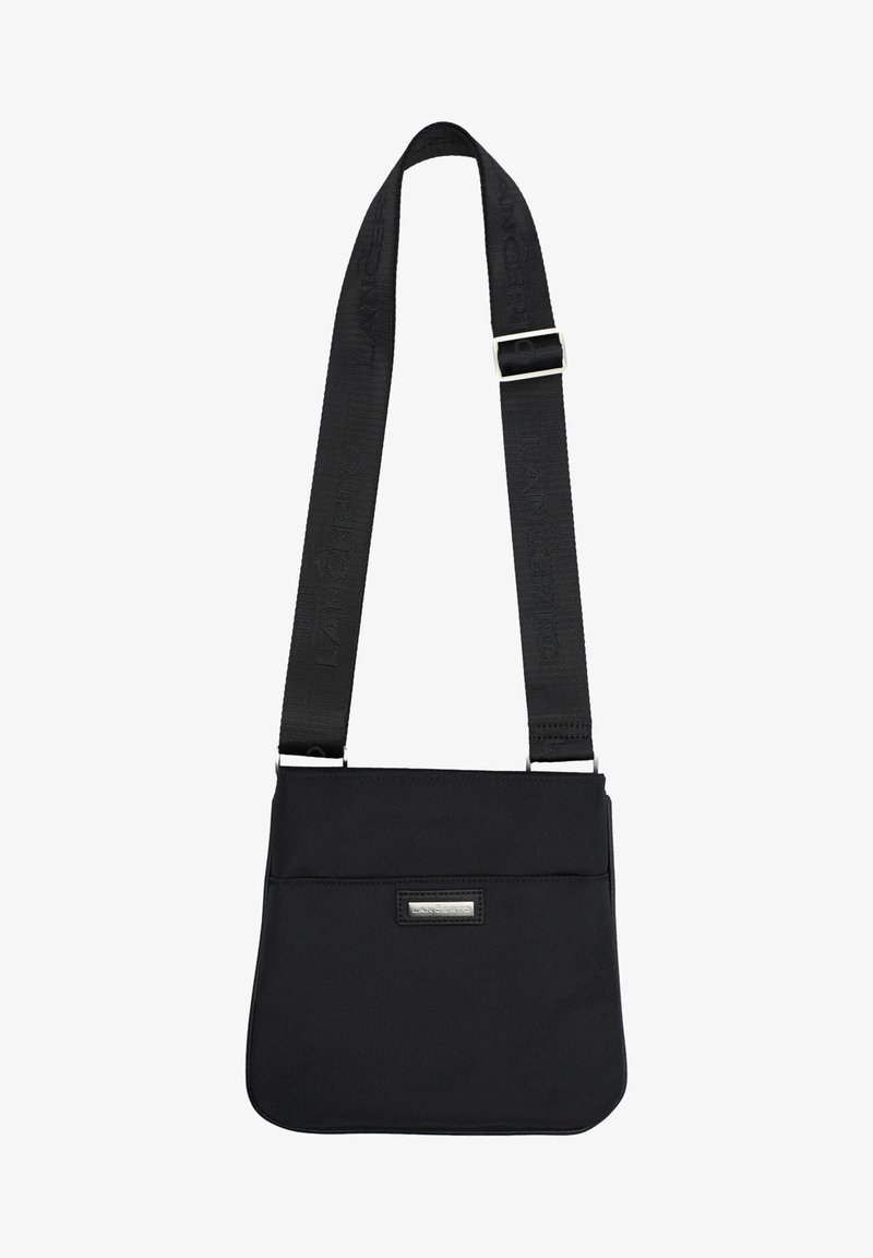Czarna torebka na ramię o płaskim designie, z regulowanym paskiem, srebrną naszywką z logo i przednią kieszenią. Gładka faktura.
