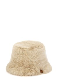 Faux fur bøttehat i lys beige, med et tekstureret design og en lille brun læderdetalje på siden. Blød og bredskygget form.