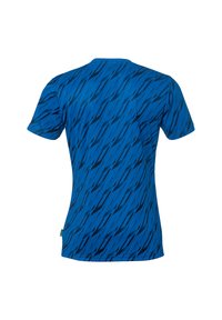 Kortærmet blå T-shirt med et diagonalt stribet mønster i mørkere nuancer af blå. Rund hals med en let tætsiddende form.