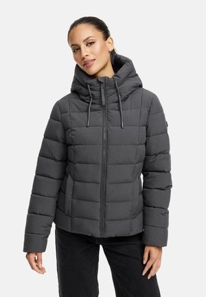 Veste en charbon grise, rembourrée, avec capuche, design matelassé vertical, fermeture éclair à l'avant et éléments à cordon. Texture douce et coupe ajustée.