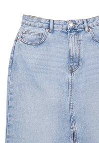 Jupe en denim bleu clair avec taille haute, cinq poches et fermeture éclair devant. Le tissu présente de légers dégradés et des détails de couture.