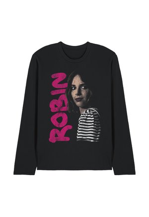 Schwarzes Langarmshirt mit einer Grafik einer Frau in gestreiftem Shirt und großem pinkfarbenem Text "ROBIN" senkrecht neben ihr.