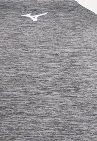 Grau sportliches Shirt mit melierter Textur. Verfügt über ein weißes Logo auf der oberen linken Seite. Weiches, leichtes Material, das sich für den Sport eignet.