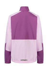 Giacca a blocchi di colore viola e rosa chiaro con maniche lunghe, collo alto, polsini elastici e una striscia riflettente nella parte bassa della schiena.