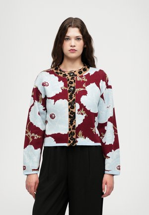 Gilet en tricot avec un motif floral en bleu clair et bourgogne, présentant un col en imprimé léopard et des boutons noirs sur le devant.