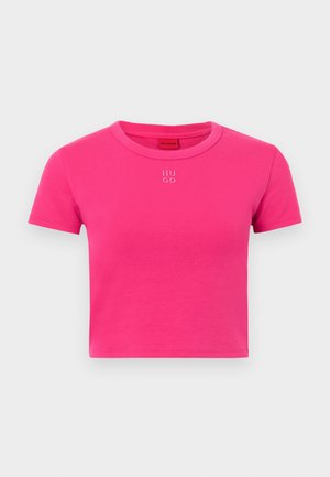 Tajta, kortärmad t-shirt i livlig rosa bomull. Har en rund halsringning och subtilt vitt "HUGO"-logotyp broderad på framsidan.
