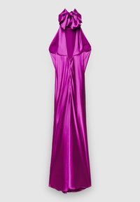Maxikleid aus Satin in lebhaftem Fuchsia, mit tiefem V-Ausschnitt und großer Schleifendetail am Ausschnitt, mit fließender, glatter Textur.