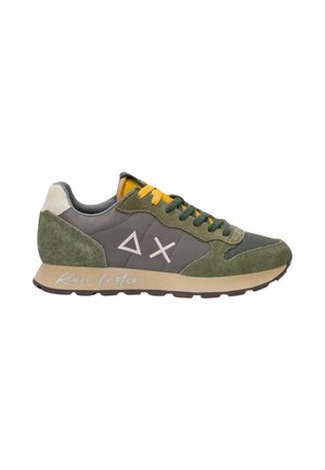 Sneaker verde e grigia con lacci gialli, pannelli in suede e mesh, e testo "Run faster" sulla suola beige, vista laterale su sfondo bianco.