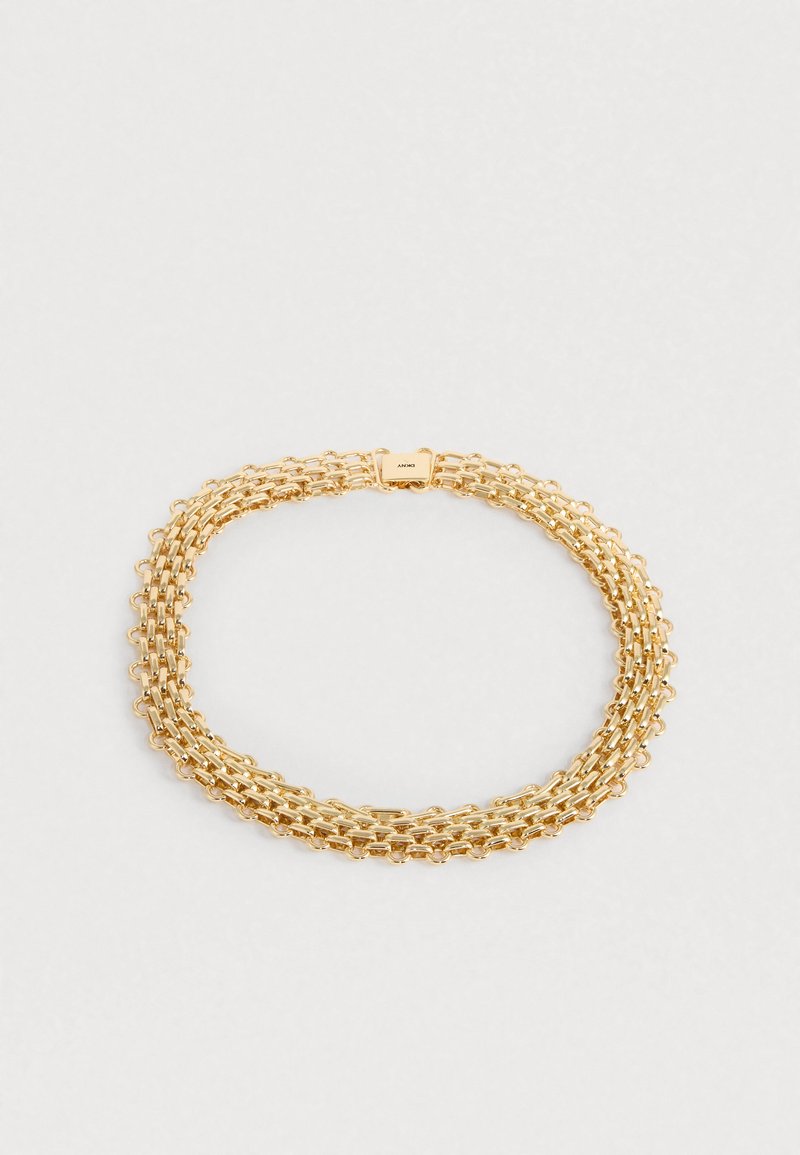 Guldarmbånd med flere tråde, der har sammenflettede kædeled. Glatte overflader med en lås for sikker lukning. Kompakt design.