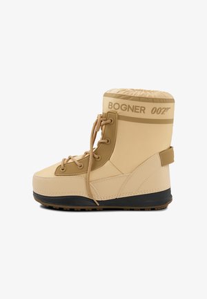 Beiger Schneestiefel mit glänzendem Finish, gepolstertem Kragen, Schnürung vorne und schwarzer Gummisohle; mit "BOGNER 007"-Markierung.