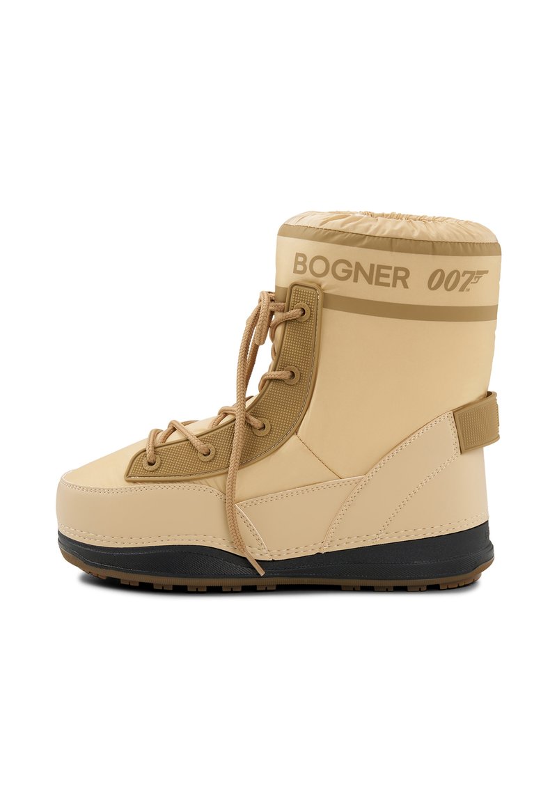 Beżowy śniegowce o błyszczącym wykończeniu, z podszytym kołnierzem, sznurowaniem z przodu oraz czarną gumową podeszwą; z nadrukiem "BOGNER 007".