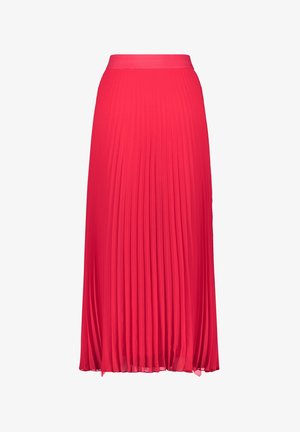 Roter plissierter Midirock mit engem Taillenbund und fließendem Stoff, dargestellt vor weißem Hintergrund.