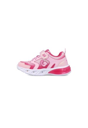 Zapatilla deportiva rosa con parte superior de malla, correa de gancho y bucle, suela blanca y acentos rosas en contraste. Presenta una puntera redondeada y un collar acolchado.