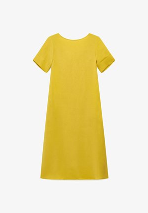 Robe jaune courte jusqu'aux genoux, à manches courtes, avec un col rond et des manches retroussées, présentée sur un fond blanc uni.