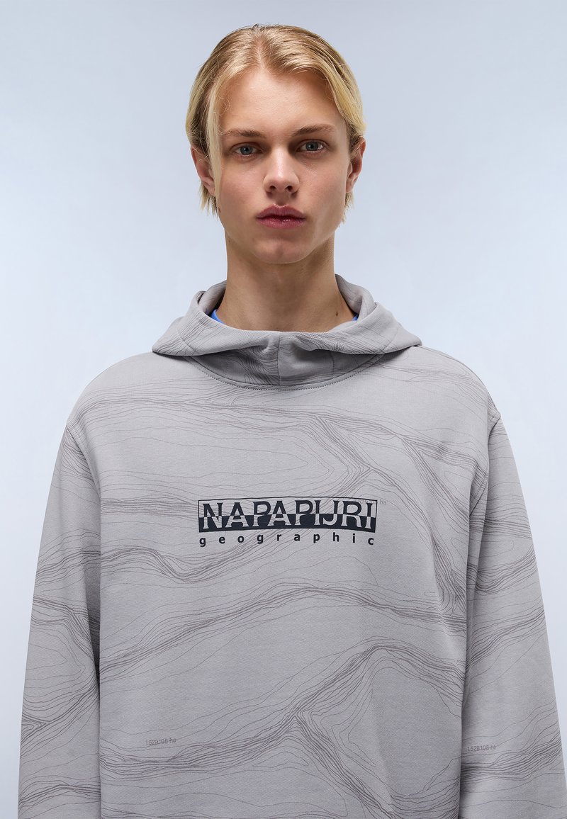 Szary hoodie z fakturowanym wzorem fal, z czarnym logo z przodu. Posiada wysoki kołnierz i luźny krój. Wykonany z miękkiego materiału.